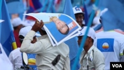 រូបឯកសារ៖ ក្រុមអ្នកគាំទ្រ​គណបក្ស​សង្គ្រោះ​ជាតិ​កាន់​រូបថត​លោក សម រង្ស៊ី នៅ​ក្នុង​ការដង្ហែ​ក្បួន​ឃោសនា​ថ្ងៃ​ចុងក្រោយ ក្នុង​រាជធានី​ភ្នំពេញ​ ថ្ងៃទី២ ខែ​មិថុនា ឆ្នាំ​២០១៧។ (VOA)