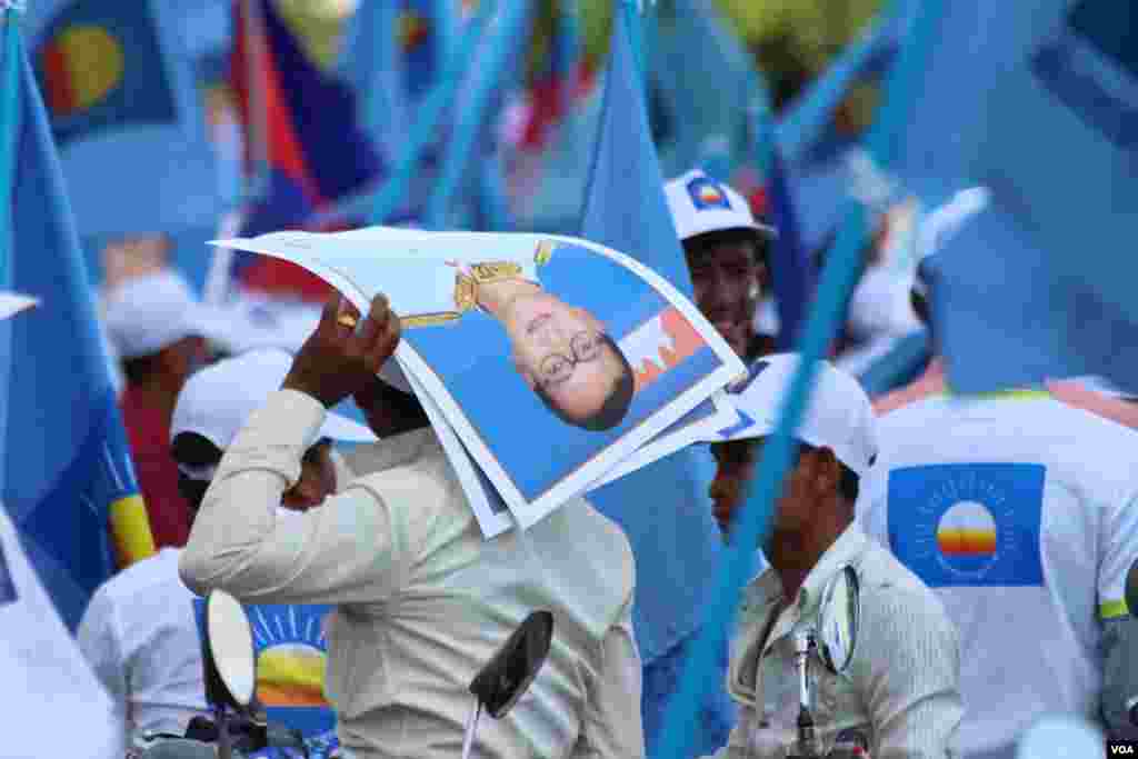 ក្រុមអ្នកគាំទ្រ ​គណបក្ស​សង្គ្រោះជាតិ​កាន់​រូបថត​លោក សម រង្សុី​ នៅក្នុង​ការដង្ហែក្បួន​ឃោសនា​ថ្ងៃ​​ចុងក្រោយ​​ ក្នុង​រាជធានី​ភ្នំពេញ​ ថ្ងៃទី២ ​ខែ​មិថុនា​ ឆ្នាំ​២០១៧។ (ហ៊ាន សុជាតា/VOA)