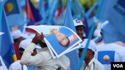 រូបឯកសារ៖ ក្រុមអ្នកគាំទ្រ ​គណបក្ស​សង្គ្រោះជាតិ​កាន់​រូបថត​លោក សម រង្សុី​ នៅក្នុង​ការដង្ហែក្បួន​ឃោសនា​ថ្ងៃ​​ចុងក្រោយ​​ ក្នុង​រាជធានី​ភ្នំពេញ​ ថ្ងៃទី២ ​ខែ​មិថុនា​ ឆ្នាំ​២០១៧។ (ហ៊ាន សុជាតា/ VOA)