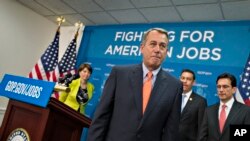 Ketua DPR AS, John Boehner dan para pemimpin partai Republik seusai memberi keterangan kepada media di Gedung Capitol, 9 Juli 2013 (Foto: dok). 80 anggota partai Republik meminta agar ketua DPR John Boehner menolak legislasi apapun yang akan mengakomodasi undang-undang layanan kesehatan baru (23/8).