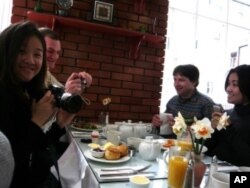 A new dieting service allows people to take pictures of their meal to email to a nutritionist for feedback.