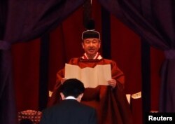 22일 일본 도쿄에서 열린 나루히토 천황 즉위식에서 아베 신조 총리가 천황을 향해 예를 표하고 있다.