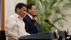 Philippine President Rodrigo Duterte (L) speaks with South Korean President Moon Jae-in during a joint press conference after their meeting at the presidential Blue House in Seoul, South Korea, June 4, 2018. 