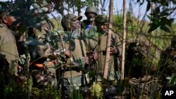 27일, 콩고 정부군 지휘관들이 반군 장악지역인 키붐바 언덕 인근에서 전략을 짜고 있다. 