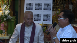 អ្នក​ចូលរួម​ក្នុង​ពិធី​បុណ្យ​សព​លោក​កែម ឡី​ នៅ​វត្ត​ពុទ្ធិការ៉ាម ​រដ្ឋម៉ារីឡែន​ សហរដ្ឋ​អាមេរិក​នៅ​ថ្ងៃ​អាទិត្យ ទី០៩ ខែកក្កដា ឆ្នាំ​២០១៧។ (រូបថតចេញ​ពី​វីដេអូ/VOA Khmer)