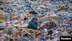 کراچی میں کچرے کے جگہ جگہ ڈھیر جمع ہونے سے وبائی امراض بھی جنم لے رہے ہیں۔ (فائل فوٹو)