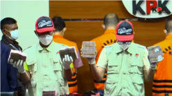Barang bukti yang disita Komisi Pemberantasan Korupsi (KPK) dalam penangkapan para tersangka di Jakarta dan Musi Banyuasin untuk kasus dugaan suap proyek irigasi dan normalisasi danau, Jumat, 15 Oktober 2021. (Foto: Tangkapan layar/Sasmito Madrim/VOA)