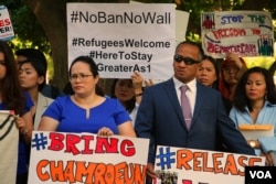 រូបឯកសារ៖ អ្នក​ស្រី Jenny Srey (ឆ្វេង) ឈរ​នៅ​ក្បែ​ស្វាមី​របស់​អ្នកស្រី គឺ​លោក ជិត នីន (Ched Nin) ដែល​បាន​ជួបជុំ​គ្រួសារ​វិញ ក្រោយ​ពេល​ដែល​ចៅក្រម​នៃ​តុលាការ​ប្រចាំ​រដ្ឋ Minnesota បាន​ចេញ​សេចក្តី​សម្រេច​លុប​ចោល​បញ្ជា​បញ្ជូន​រូបលោក​ទៅ​កាន់​ប្រទេស​កម្ពុជា ដោយ​សារ​តែ​ឧក្រិដ្ឋកម្ម​ដែល​លោក​បាន​ប្រព្រឹត្ត​ពី​អតីតកាល។ (ទែន សុខស្រីនិត/VOA)