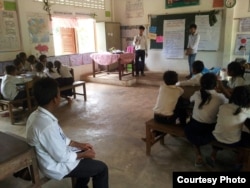 ថន ប៊ុនថឹង និង​សិស្ស​មក​ពី​សាលា​បង្រៀន​ភាសា​អង់គ្លេស​របស់​ប៊ុនថឹង បាន​រៀបចំ​កម្មវិធី​សិក្សា​មួយ ដើម្បី​លើក​កម្ពស់​ការ​យល់​ដឹង​អំពី​អនាម័យ និង​ការ​ការពារ​បរិស្ថាន​នៅ​សាលា​បឋម​សិក្សា​មួយ​នៅ​ក្នុង​ភូមិ​ព្រះដាក់ ខេត្ត​សៀមរាប។ (Courtesy Photo)