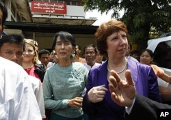 លោកស្រី​ Catherine Ashton ប្រធាន​កិច្ច​ការ​បរទេស​សហភាព​អឺរ៉ុប​ ជួប​ជាមួយ​លោក​ស្រី​ Aung Sann Suu Kyi ថ្ងៃ​ទី​២៨​ ខែ​មេសា​ ឆ្នាំ​២០១២។