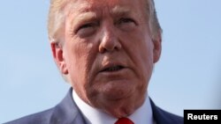 도널드 트럼프 미국 대통령이 7일 뉴저지 방문을 마치고 워싱턴으로 돌아오는 전용기에 오르기 전 기자들의 질문에 답하고 있다.