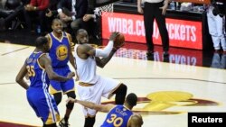 L'attaquant des Cleveland Cavaliers LeBron James (23) face à Kevin Durant (35) et Stephen Curry (30) des Golden State Warriors lors de la deuxième mi-temps de la finale NBA 2017 au Quicken Loans Arena, Cleveland, États-Unis, 9 juin 2017. (Crédit: Kyle Terada-USA TODAY Sports)