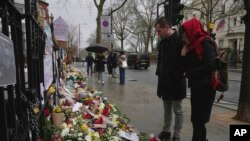 영국 런던에 마련된 러시아 야권 운동가 알렉세이 나발니 씨 죽음을 추모하는 공간에 꽃들이 놓여져 있다.(자료사진)