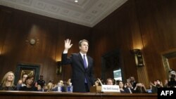 លោក Brett Kavanaugh ដែល​ត្រូវ​បាន​តែង​តាំង​ជាង​ចៅក្រម​តុលាការ​កំពូល​ ស្បថ​ចូល​កាន់​តំណែង​​មុន​ពេល​ធ្វើ​សក្ខីកម្ម​នៅ​មុខ​គណៈកម្មាធិការ​ព្រឹទ្ធសភា​ នៅ​វិមាន​កាពីតូល​ កាល​ពី​ថ្ងៃ​ទី​២៧ កញ្ញា ២០១៨។