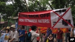 越南抗议者在中国驻河内大使馆前示威，抗议中国在有争议海域部署钻井平台。(2014年5月11日)