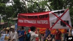 Ratusan warga Vietnam melakukan unjuk rasa di depan Kedubes China di Hanoi hari Minggu (11/5).