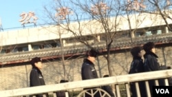 1月10日，北京国家信访局外面的警察。（美国之音叶兵拍摄）