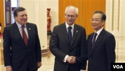 PM Tiongkok Wen Jiabao (kanan) bersama Presiden Uni Eropa Herman Van Rompuy (tengah) dan Presiden Komisi Eropa, Jose Manuel Barroso di Beijing (14/2).