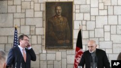 Menteri Pertahanan AS Ash Carter, kiri, mendengarkan pidato Presiden Afghanistan Ashraf Ghani dalam konferensi pers di Istana Presiden di Kabul, 21 Februari 2015. 