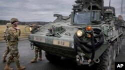 រូបឯកសារ៖ ទាហាន​ឈរ​ក្បែរ​រថយន្ត​ប្រយុទ្ធ Stryker ក្នុង​ទីក្រុង Vilseck ប្រទេស​អាល្លឺម៉ង់ កាលពី​ថ្ងៃទី៩ ខែកុម្ភៈ ឆ្នាំ២០២២។