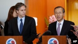 Menteri Luar Negeri Korea Selatan Lim Sung-nam, (kanan) dan Wakil Menlu AS Antony Blinken dalam pertemuan dengan pers di kantor Kementerian Luar Negeri Korea Selatan di Seoul (20/1).