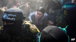 Hình ảnh trao trả con tin Arbel Yehud.