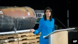 Dubes AS untuk PBB, Nikki Haley, berbicara di depan pecahan-pecahan dari roket Iran dalam konferensi pers di Pangkalan Gabungan Anacostia-Bolling di Washington, 14 Desember 2017.