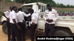 La police nationale au quartier Paris Congo dans la ville de N'Djamena, le 28 août 2017. (VOA/André Kodmadjingar)