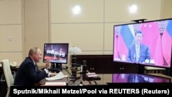 Vladimir Putin i Đi Đinping tokom virtuelnog razgovora (Foto: Sputnik/Mikhail Metzel/Pool via REUTERS)