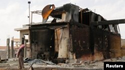 Suriyaning Raqqa viloyatida havo hujumiga uchragan neftni qayta ishlovchi zavod 