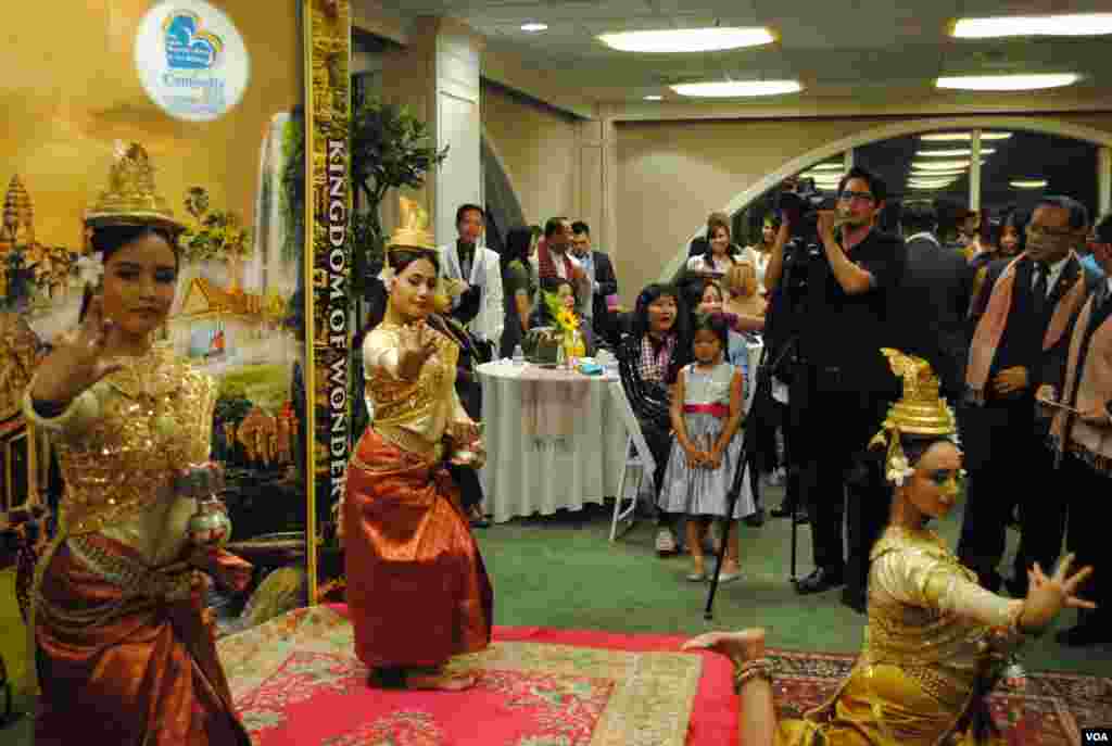 ការរាំ​របាំ​ប្រពៃណី​ខ្មែរ​នៅក្នុង​ពិធី​ប្រារព្ធ​ខួប​អនុស្សាវរីយ៍​បុណ្យ​ឯករាជ្យ​ជាតិ​ដែល​បាន​ធ្វើ​ឡើង​នៅ​ថ្ងៃទី៩ ខែវិច្ឆិកា ឆ្នាំ២០១៥ ក្នុង​ទីក្រុង Long Beach រដ្ឋCalifornia។ (ម៉ែន គឹមសេង/VOA)