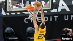 Rudy Gobert du Utah Jazz dunk lors d'un match contre les Charlotte Hornets, USA, le 22 février 2021.
