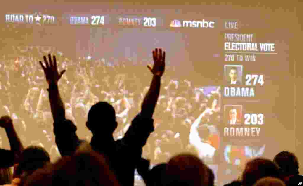 Pendukung Barack Obama di Arizona merayakan kemenangannya dalam pemilu (6/11). (AP/Ross D. Franklin)