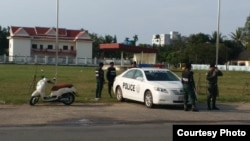 រូបឯកសារ៖ កម្លាំងប៉ូលិសមានសមត្ថកិច្ចយាមល្បាតនៅតុលាការខេត្តកោះកុង ថ្ងៃទី២៤ ខែមករា ឆ្នាំ២០១៨។ (រូបថតផ្តល់ឲ្យ)