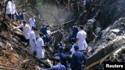 ក្រុម​អ្នក​ជួយ​សង្គ្រោះ​​រុករក​នៅ​កន្លែង​ដែល​យន្តហោះ​កង​ទ័ព​អាកាស​ឡាវ​បាន​ធ្លាក់​នៅ​ជិត​ភូមិ Nadee ខេត្ត​Xiang Khouang ​ប្រទេស​ឡាវ​​កាល​ពី​ថ្ងៃ​ទី​១៧ ខែ​ឧសភា ឆ្នាំ​២០១៤។