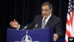 Menhan AS Leon Panetta berbicara di depan para menteri pertahanan NATO di Brussels, Belgia (10/10). 