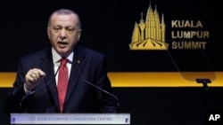 Presiden Turki Recep Tayyip Erdogan berbicara di KTT Islam di Kuala Lumpur, Malaysia, Kamis (19/12). 