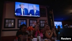 Bayden va Tramp teledebatini tomosha qilayotgan ayollar, Kaliforniya, 29-sentabr, 2020. 