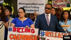 FILE PHOTO - Jenny Srey (left) stood next to her husband, Ched Nin, who has received a waiver from the U.S. District Judge in Minnesota to reunite with his family after his deportation order was canceled, June 28, 2017. (Ten Soksreinith/VOA Khmer)