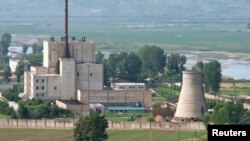 지난 2008년 6월 냉각탑(오른쪽) 폭파를 앞두고 촬영한 북한 영변 핵 시설. (자료사진)