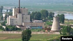 지난 2008년 6월 냉각탑(오른쪽) 폭파를 앞두고 촬영한 북한 영변 핵 시설의 모습. (자료사진)