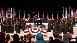 ក្រុម​តន្រ្តី Music Legend Barry Manilow ដែល​នឹង​សម្តែង​នៅ​ការ​ប្រគុំ​តន្រ្តី​ថ្ងៃ​បុណ្យ​ឯករាជ្យ​ជាតិ​ឆ្នាំ២០១៥ ហាត់​សម​នៅ​ក្នុង​រដ្ឋធានី​វ៉ាស៊ីនតោន កាលពី​ថ្ងៃទី៣ ខែកក្កដា ឆ្នាំ២០១៥។