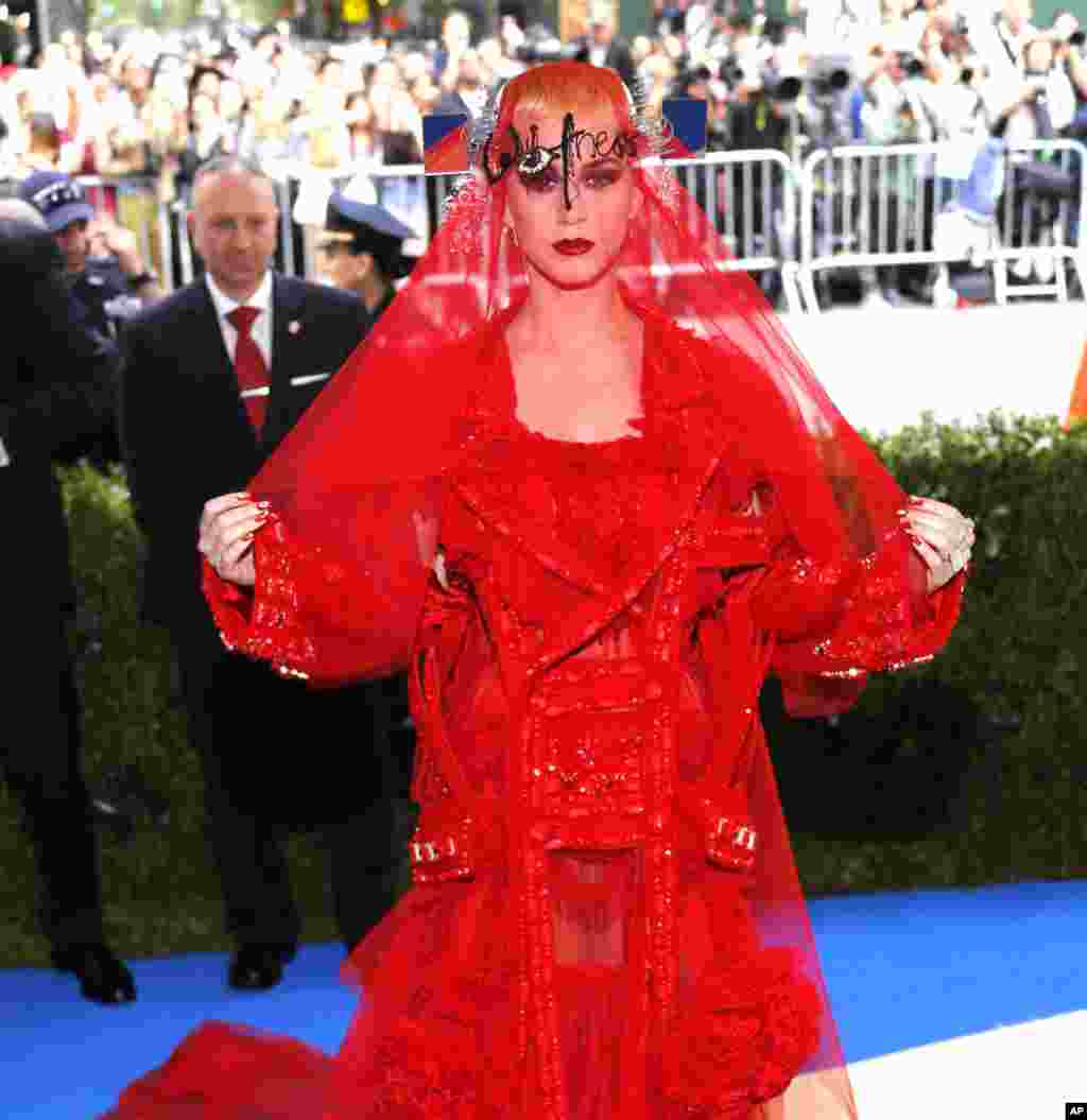 美国著名歌手凯蒂&middot;佩芮(Katy Perry) 参加在纽约大都会博物馆举办的时装馆慈善晚会，庆祝&quot;中间的艺术&quot;展览开幕。（2017年5月1日）