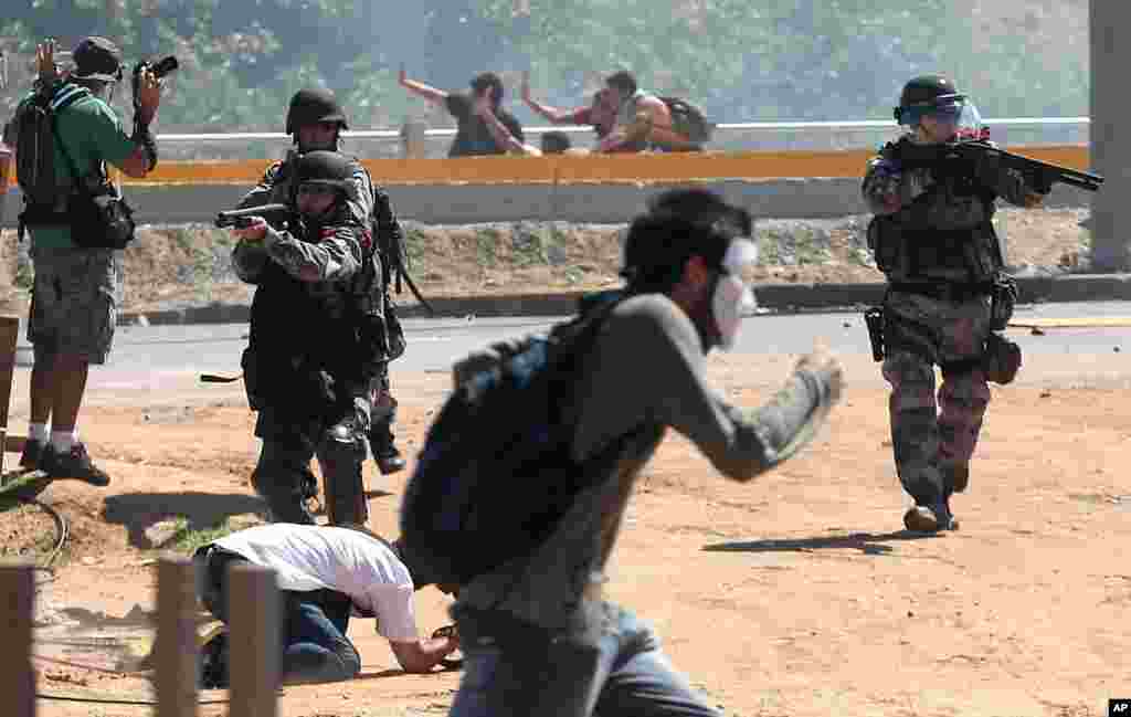 Riot police aim their weapons at protesters near Castelao stadium in Fortaleza, Brazil, June 19, 2013.