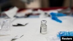 Vaksin Pfizer-BioNTech Covid-19 terlihat pada 15 Desember 2020. (Foto: Kirsten Luce via REUTERS)