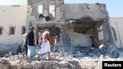 People inspect damage at the site of air strikes in the northwestern city of Sa'ada, Yemen. Dec. 20, 2017. 