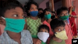 រូបឯកសារ៖ កុមារ​ពាក់​ម៉ាស់ ដើម្បី​ការពារ​ការឆ្លងរីករាលដាល​នៃ​វីរុសកូរ៉ូណា នៅ​ជំរុំ​សង្គ្រោះ​មួយ​នៅក្នុង​រដ្ឋ Orissa នៃ​ប្រទេសឥណ្ឌា​នៅ​ថ្ងៃអង្គារ ទី១៩ ខែឧសភា​ឆ្នាំ២០២០។