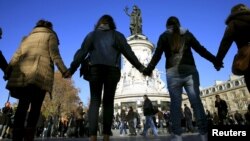 지난해 11월 프랑스 파리에서 발생한 테러 공격 현장 주변에서 시민들이 손을 잡고 희생자들을 추모하고 있다. (자료사진)