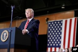 22일 피닉스컨벤션센터 지지자 집회 연설 도중 숨을 고르고 있는 도널드 트럼프 대통령.