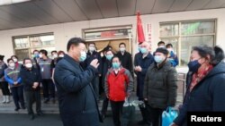 Presiden China Xi Jinping meninjau pencegahan virus corona di Komunitas Anhuali, di Beijing, China, 10 Februari 2020. (Foto: Xinhua via Reuters)